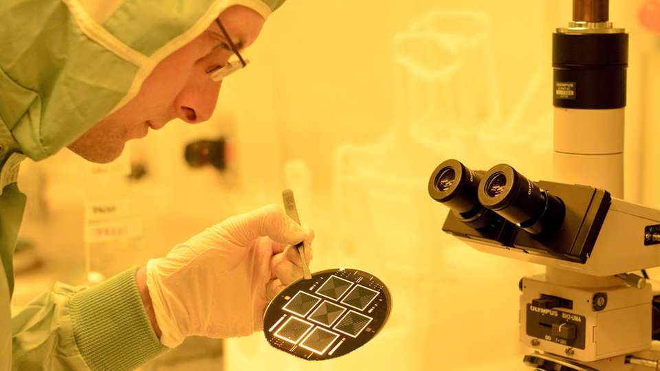 Erfolg der Forschung: Mit der vom Fraunhofer-Institut für Solare Energiesysteme (ISE) entwickelten Topcon-Technologie gelingt bei Siliziumsolarzellen ein Wirkungsgrad von 25,1 Prozent.