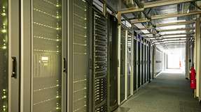 Data Center sind das Herzstück einer sich immer stärker vernetzenden Welt: Cloud Computing, Smartphones, Bricht dort ein Brand aus, können die Datenbestände aufgrund von Schall und Vibration gefährdet sein, nicht bloß aufgrund des eigentlichen Feuers..