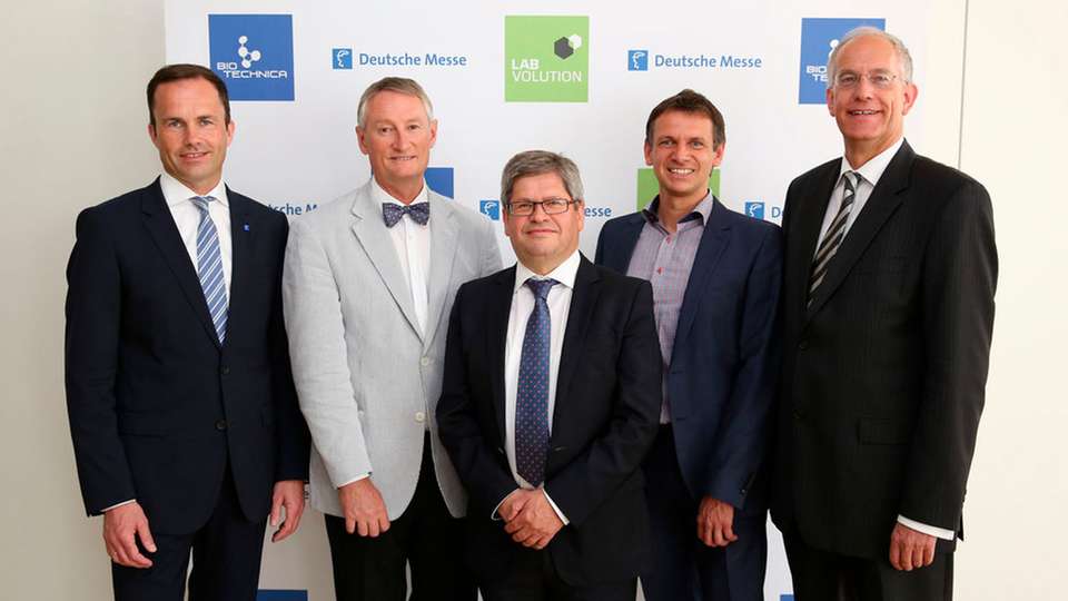 Fachpressekonferenz Biotechnica und Labvolution, in Hannover. (L-R) Dr. Jochen Köckler, Mitglied des Vorstandes, Deutsche Messe AG, Hannover, Ken Browne, Geschäftsführer SELECTBIO, Sudbury, UK, Dr. Peter Heinrich, Vorstandsvorsitzender BIO Deutschland, Berlin, Tobias Thiele, Geschäftsführer Köttermann GmbH & Co. KG, Uetze/Hänigsen und Dr. Martin Pöhlchen, Geschäftsführer Sinfonie Life Science Management GmbH, Planegg