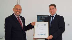 Joachim Lorenz (links) begrüßt Dr. Karsten Weiß als 100. Mitglied in der IO-Link-Firmengemeinschaft.