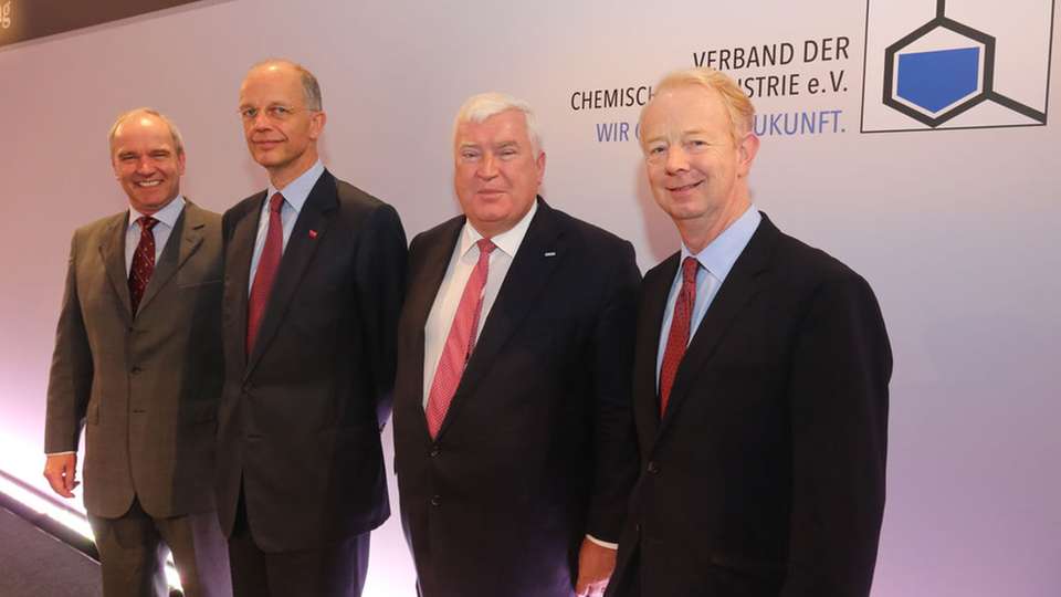 von links: Vizepräsidenten Dr. Karl-Ludwig Kley, Merck KGaA; Dr. Kurt Bock, BASF SE; Dr. Klaus Engel, Evonik Industries AG; Präsident Dr. Marijn E. Dekkers, Bayer AG.