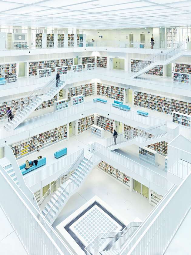Lichtflut: Im Innenbereich der Stadtbibliothek sorgen Präsenzmelder für ein energieeffizientes Zusammenspiel von Tageslicht und künstlichem Licht.