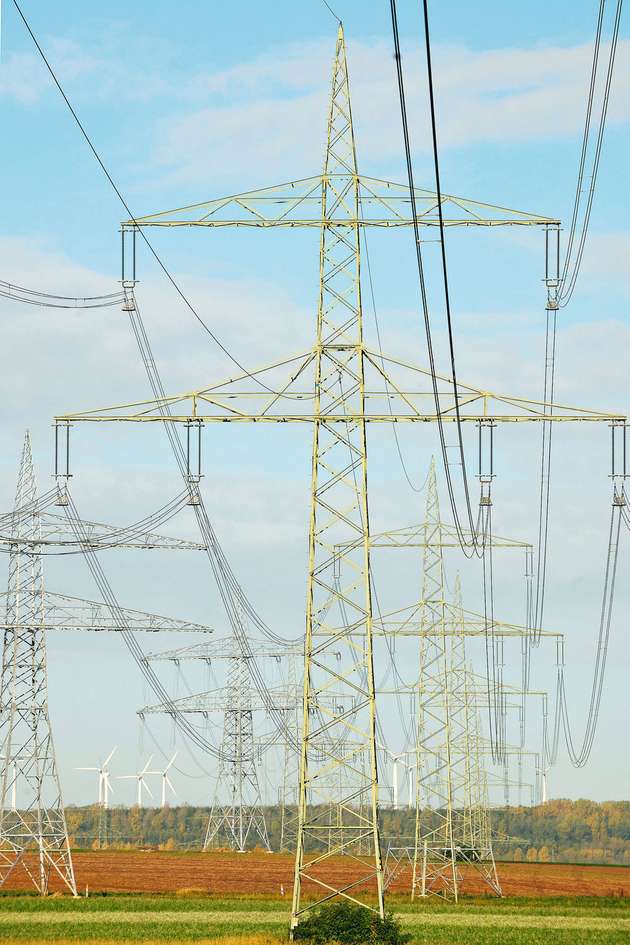 Übertragung von Strom: Wie sich der Markt zwischen Überschüssen und Engpässen entwickelt, wird kontrovers diskutiert.