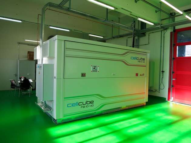 CellCube FB 10-40: An der EPFL ist die kleinere Version des Vanadium-Redox-Flow-Speichersystems schon seit einem Jahr im Einsatz.