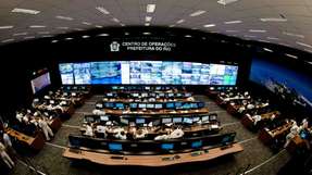 Kontrollzentrum: Im Operation Center Rio (OCR) wird das Stadtgebiet mittels Visualisierungssoftware überwacht. 