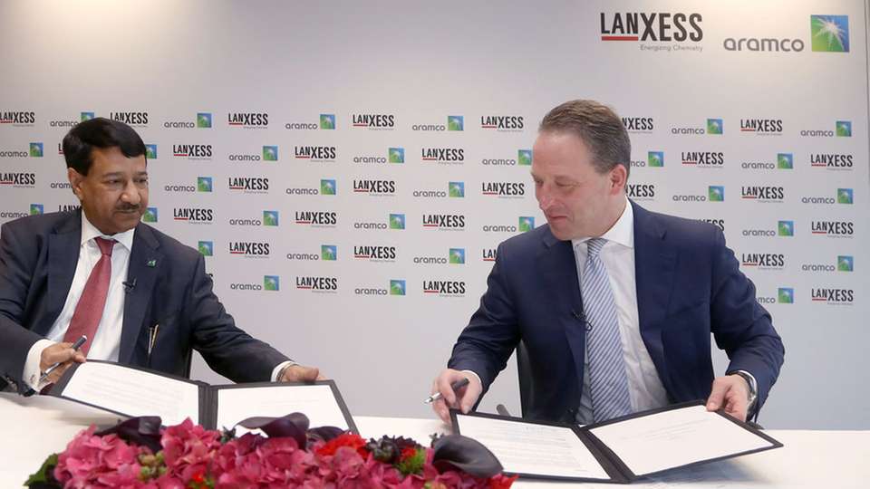 Matthias Zachert, Vorstandsvorsitzender der Lanxess AG (rechts), und Abdulrahman F. Al-Wuhaib, Senior Vice President Downstream von Saudi Aramco, unterzeichnen in Köln die Vereinbarung für das neue Gemeinschaftsunternehmen.