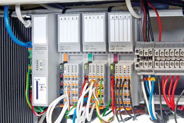 Im Schaltschrank in der Leitzentrale sind neben der Kleinsteuerung auch I/O-Module des Axioline-Systems verbaut.