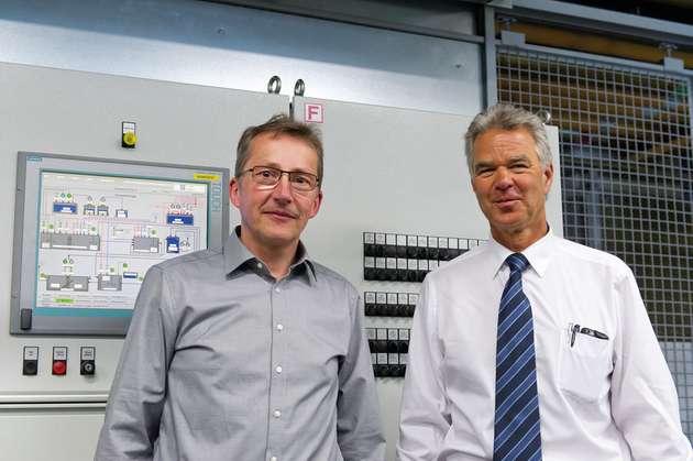 Georg Solf, Projektleiter Scheba (links) und Mattias Greb, Verantwortlicher für die Entsorgung bei ZF Friedrichshafen am Standort Schweinfurt freuen sich über den fehlerfreien Dauerbetrieb der Neutralisationsanlage.