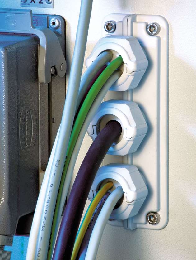 Der geteilte Uni Flansch ermöglicht die Kabeleinführung von konfektionierten Kabeln, erfüllt die Schutzart IP 66 und liefert hohe Zugentlastungswerte.