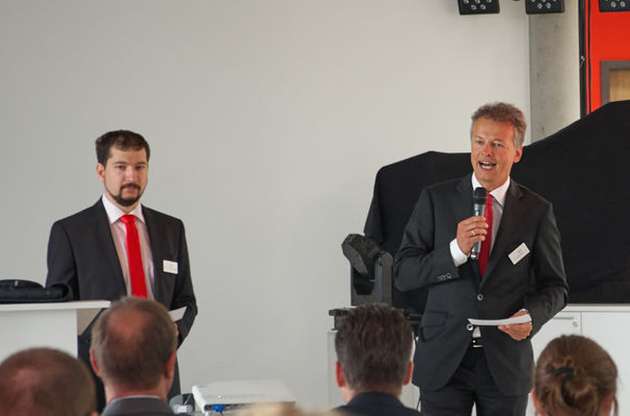 David Graf (links) und Jürgen E. Müller (rechts) bei der Eröffnungsrede.