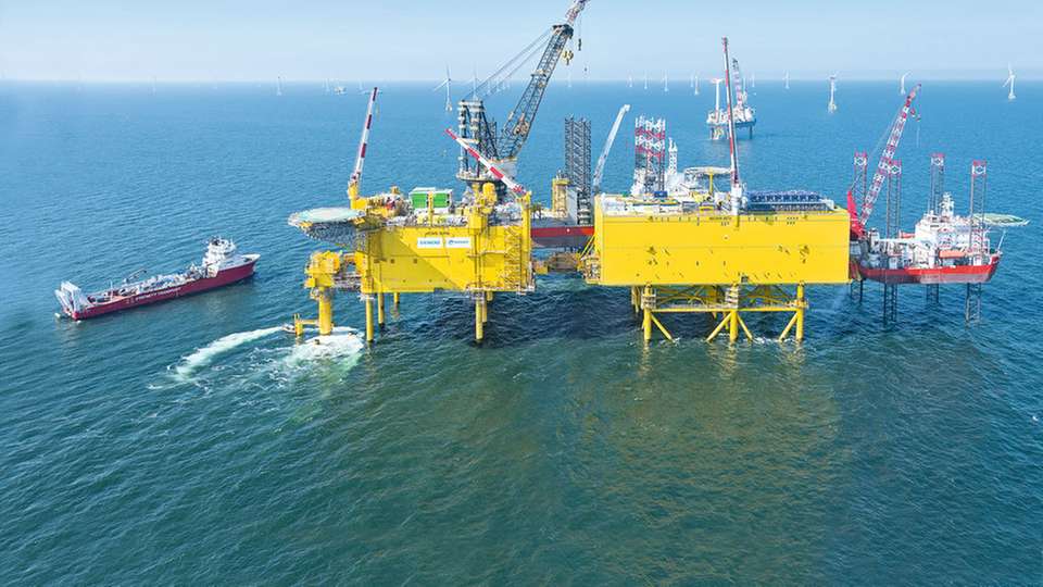 Offshore-Plattform: Hier wird der von Windenergieanlagen erzeugte Drehstrom zunächst gesammelt.