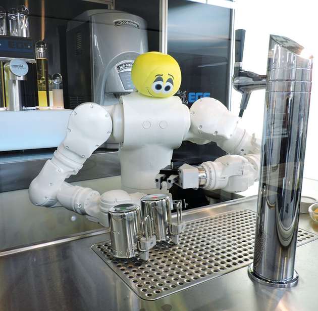 Der Robo-Barkeeper am Stand von EGS macht zu jeder Tages- und Nachtzeit ein freundliches Gesicht. Er beherrscht seinen Arbeitsbereich, egal ob Cocktailbar oder Bierzapfanlage. Wenn gerade niemand Durst hat, sorgt er mit seinen Faxen für gute Unterhaltung. Der mechanische Partylöwe ist übrigens auch zu mieten.