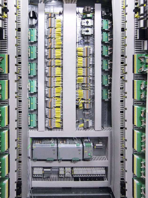 Schaltschrank: Die Varioface-­Übergabemodule mit FLK/IDC-Steckverbindern (grün) vereinfachen die Montage, Demontage und Wiederinbetriebnahme. 