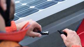 Anlagen-Check: Die Qualität von Photovoltaik-Anlagen überprüfen Eon Solar-Profis in Kooperation mit dem Fraunhofer-Center für Silizium-Photovoltaik.