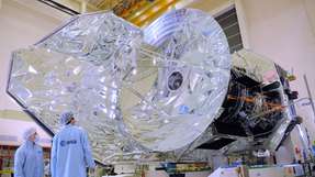 Bild des Herschel-Satelliten während der Testphase im ESA-Forschungs- und Technologiezentrum. Mit einem Hauptspiegel von 3,5m nutzt das Herschel-Teleskop den größten Spiegel, der jemals im Weltall geflogen ist.
                      