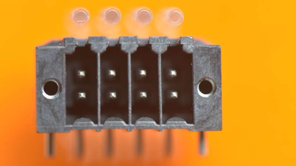 Höchste Packungsdichte bringt Vorteile Ob industrielle Steuerung, Gebäude- oder Antriebssteuerung: In der Signalverarbeitung sind intelligente Lösungen gefragt, die kompakte Dimensionen bedienen. Der zweireihige Omnimate-Signal-Steckverbinder B2CF/S2C-SMT spielt seine Vorteile im Rastermaß 3,5 mm für alle Miniaturisierungsanforderungen aus: von der werkzeugfreien Anschlusstechnik über den halogenfreien Kunststoff bis hin zur enormen Packungsdichte.