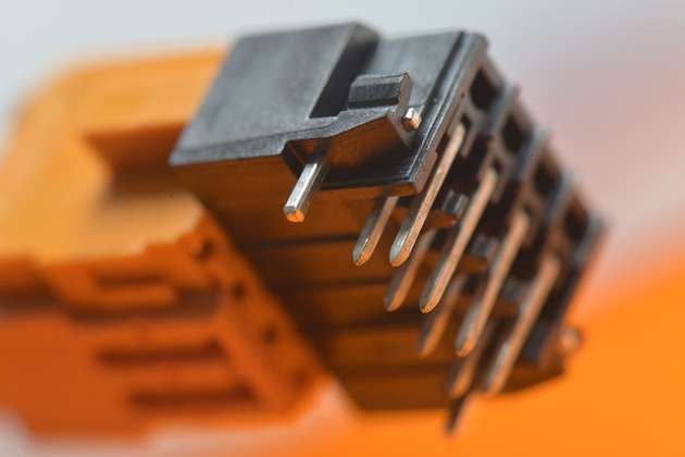  Für Reflow oder Welle  Die zweireihige, fingersichere, reflowfähige Stiftleiste aus LCP hat optional noch einen zusätzlichen Lötflansch, um die mechanische Stabilität auf der Leiterplatte zu erhöhen. Dadurch erübrigt sich ein Verschrauben mit der Baugruppe. 
      