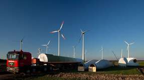 Transport für den Bau von Windkraftanlagen: Die steigende Zahl der Schwerlasttransporte in der Branche bindet unnötig Polizeikräfte, kritisiert der Bundesverband Windenergie.