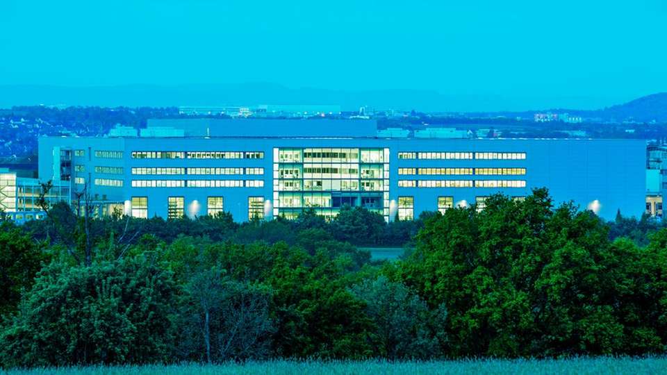 Technologiefabrik Scharnhausen am Morgen: Der Fertigungsstandort von Festo für Ventile, Ventilinseln und Elektronik hat das Platin-Zertifikat der Deutschen Gesellschaft für nachhaltiges Bauen bekommen. 
