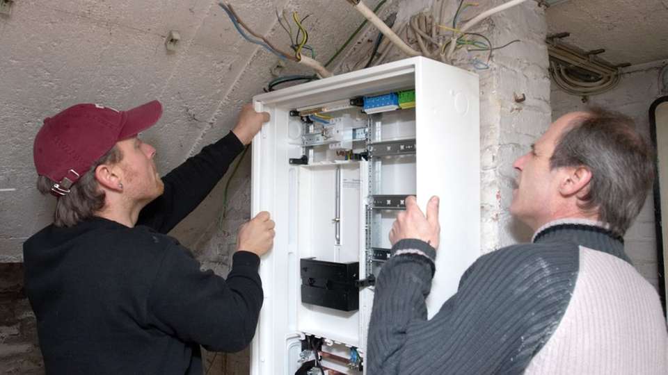 Elektroinstallation in Bestandswohngebäuden: Mehr als zwei Drittel der installierten Elektrik soll älter als 35 Jahre sein.