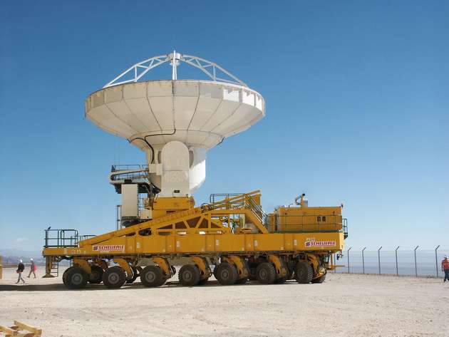 Auf dem Weg in die Wüste: Eine der 66 Präzisionsantennen beim Transport. Sie stellen am Ende einen Teleskopverbund in der Atacama-Wüste dar.