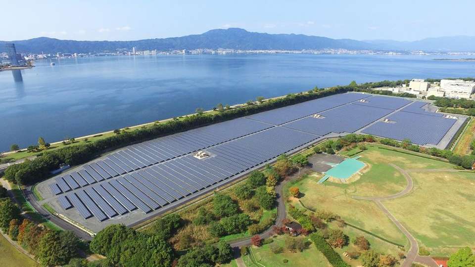 Photovoltaik-Kraftwerk im Biwa-See: Auf einer Insel in Japans größtem See erzeugt das 8,5-Megawatt-Kraftwerk Strom aus Sonnenenergie.