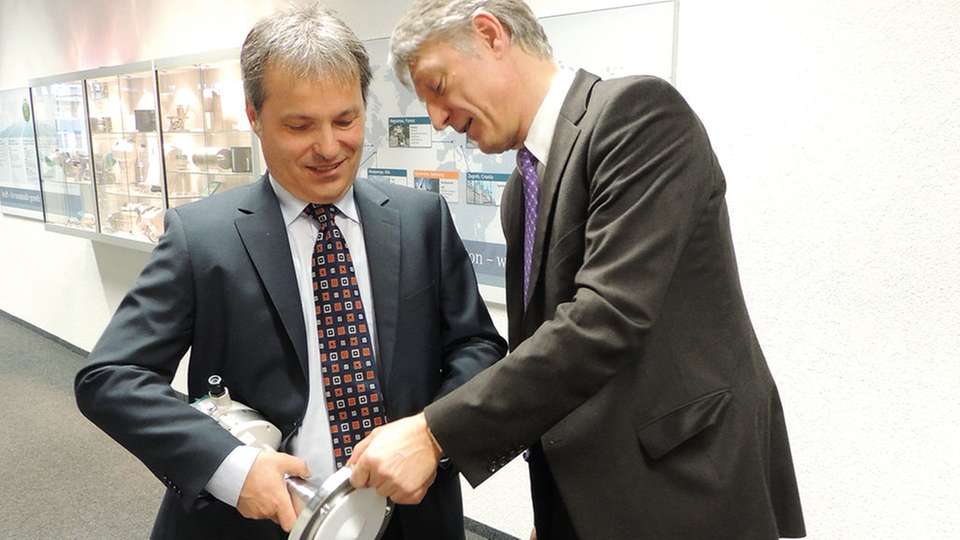 Uwe Deuchler (l.) und Dr. Dieter Stolz, Siemens Prozessinstrumentierung, mit dem Pulsradar in der Flanschausführung.