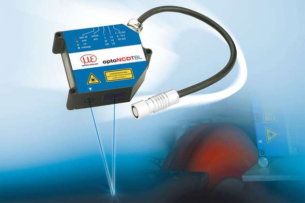 Laser-Triangulationssensoren mit der blaue Laserdiode vermessen sicher und präzise auch auf glühenden Metallen und glühendem Silizium.