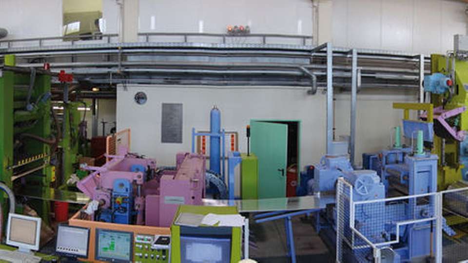 Industrieprozess: Pilotlinie zur Herstellung von Magnesiumband mit Gießwalzanlage (links) und Reversier-Bandwalzgerüst (rechts)