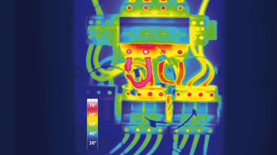 Wärme messen: Temperaturverteilung in einem Generatoranschlusskasten mit üblichen String-Strömen unter normalen Betriebsbedingungen.