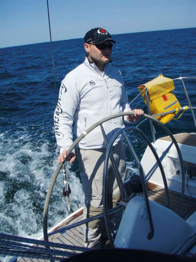 Johannes Lange findet Ausgleich zur Arbeit auf dem Wasser: So hat er bereits viele Regatten gesegelt, zum Beispiel bei der Kieler Woche, beim Blue Ribbon Cup, Fastnet Race, Baltic Sprint Cup oder beim Middelsea Race. 