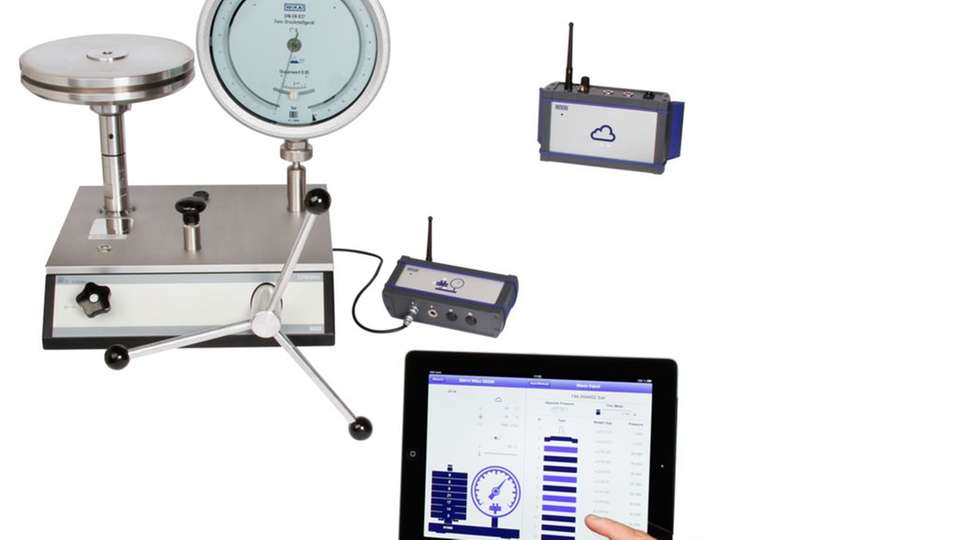 Die Wetterstation funkt ihre Daten direkt ans iPad. Eine App fügt alle Informationen zusammen und berechnet, welche Massescheiben für den gewünschten Prüfdruck aufgelegt werden müssen.