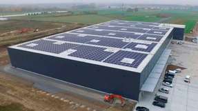 Inbetriebnahme: Auf dem Dach des BayWa Logistikzentrums sorgt ab sofort eine 630-Kilowatt-Peak-Dachanlage für Solarstrom.