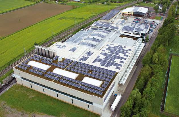 Das Ergebnis: Die über 2400 Solarpaneele mit einer Gesamtleistung von rund 700 kWp.