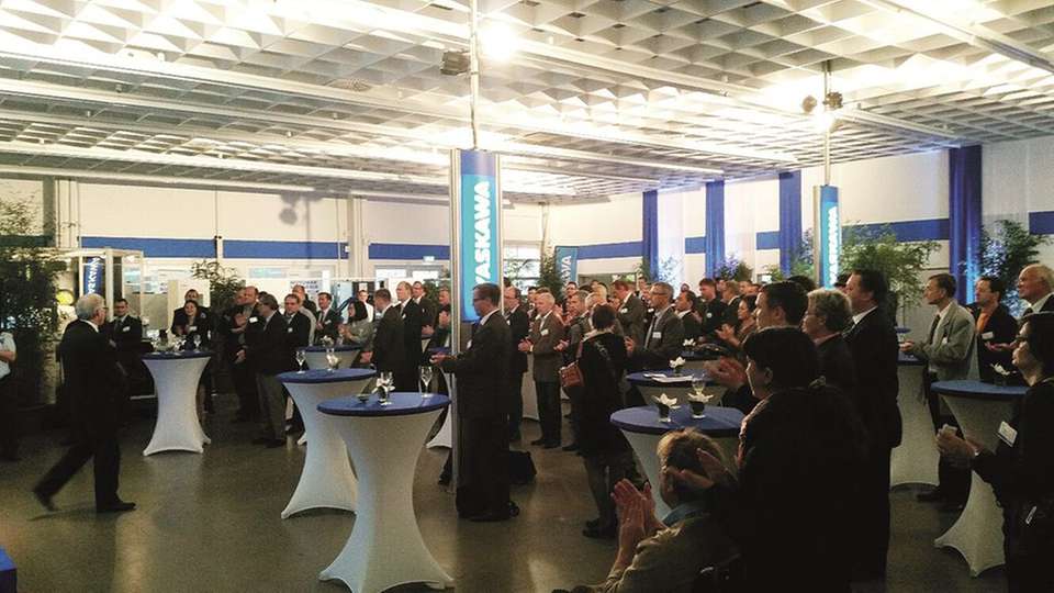 Rund 200 Kunden, Kooperationspartner und Fachjournalisten feierten in Eschborn das Firmenjubiläum von Yaskawa.