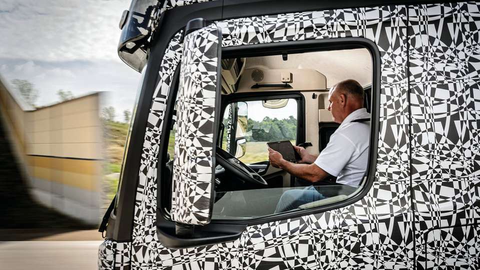 Fahrerarbeitsplatz im autonomen Lkw: Prototyp „Future Truck 2025“ von Daimler