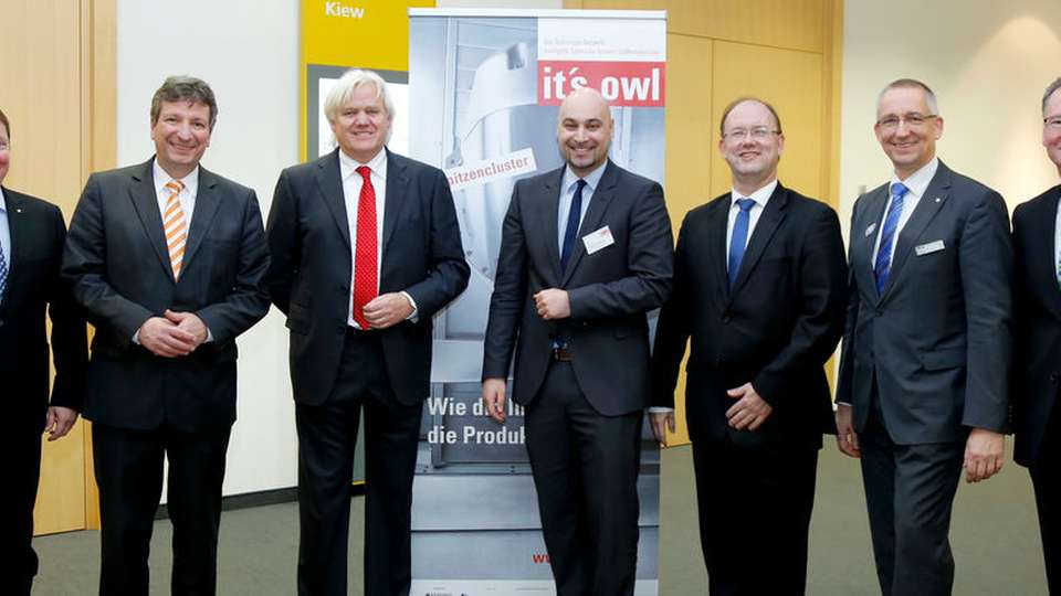 Auf der SPS diskutierten Sven Hohorst (Geschäftsführender Gesellschafter Wago Kontakttechnik), Dr. Peter Köhler (Vorstandsvorsitzender Weidmüller Gruppe), Hans Beckhoff (Geschäftsführender Gesellschafter Beckhoff Automation), Dr.-Ing. Roman Dumitrescu (Geschäftsführer it's OWL Clustermanagement), Frank Maier (Vorstand Lenze), Volker Franke (Geschäftsführer Harting Applied Technologies) und Roland Bent (Geschäftsführer Phoenix Contact).