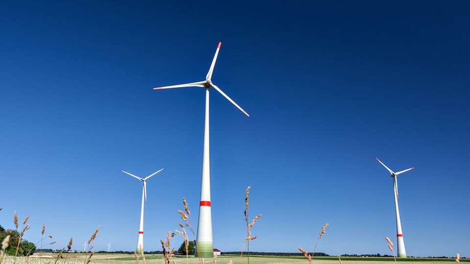 Windräder: Die Formel zu Berechnung der Ausschreibungsmenge bei Windenergie an Land erwecke den Eindruck, dass die einzelnen EE-Technologien gegeneinander in Konkurrenz treten sollen, kritisiert der Bundesverband Wind-Energie.