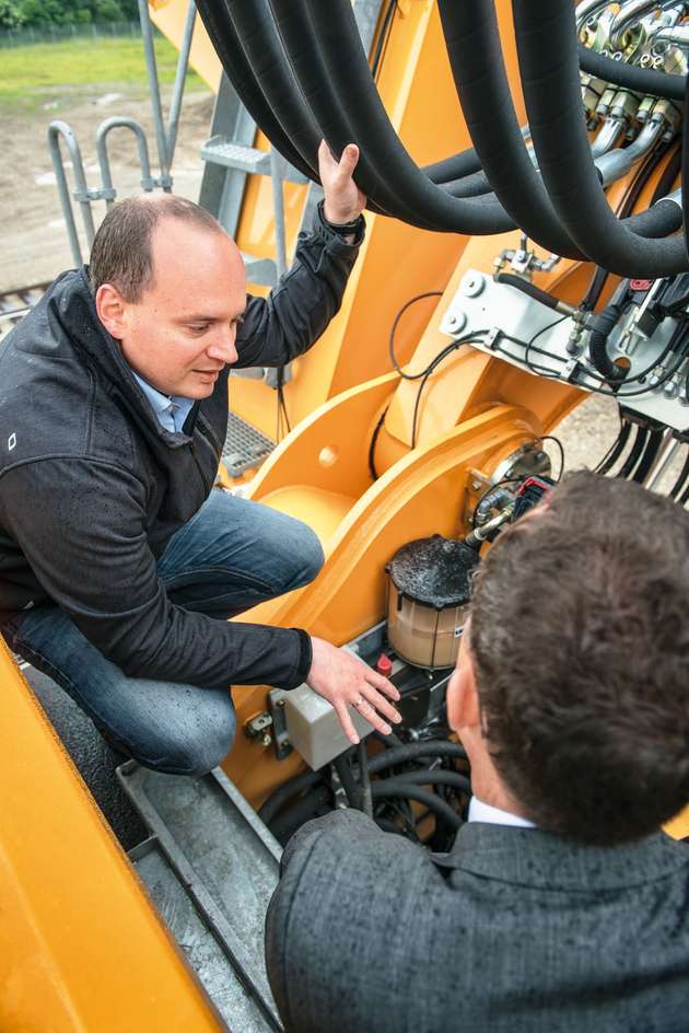 Daniel Bayer (l.) erwartet bei der Motorverkabelung Wartungsfreiheit über die gesamte Lebensdauer der Umschlagmaschine.