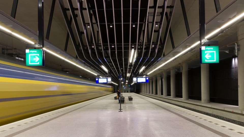 U-Bahnstation in Delft: Eine neue Schallverkleidung an der Decke reguliert den Lärm von Zügen und Reisenden. 