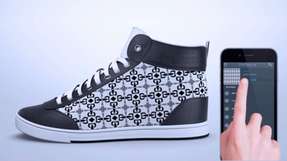 ShiftWear: Schuhe mit E-Paper-Display können das Design wechseln.