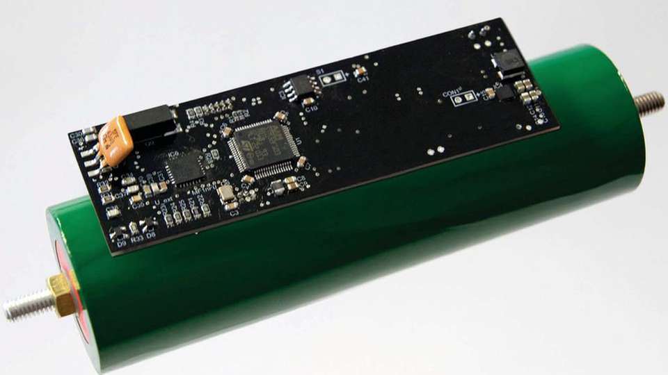 Intelligente Batteriezelle des Fraunhofer IPA: Ein Mikrocontroller erfasst physikalische Parameter wie Temperatur und Ladezustand. Ist eine Zelle leer, klinkt sie sich automatisch aus. 