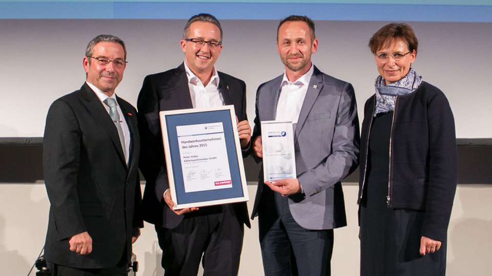 Die Familie Huber freut sich über die Auszeichnung. (v.l.n.r.) Johannes Ullrich (Kammerpräsident), Daniel Huber (Huber Kältemaschinenbau) Joachim Huber  (Huber Kältemaschinenbau), Edith Schreiner (Bürgermeisterin Offenburg)