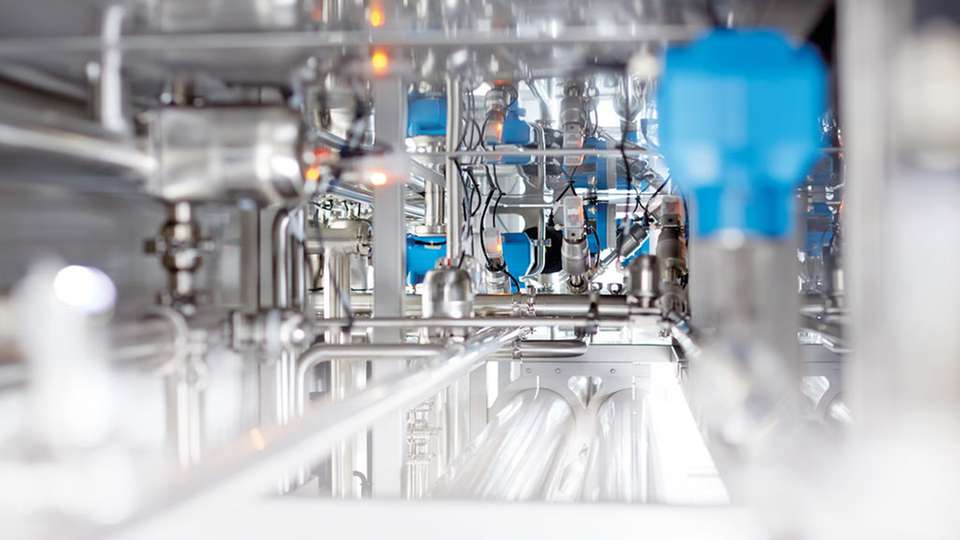 Kompakte Anlagen zur Aufbereitung von Pharmawasser arbeiten dank eines besonders hohen Automatisierungsgrads immer effizienter. 