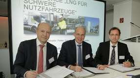 Gemeinsam für einen alternativen Kraftstoff: Andreas Kuhlmann von der Dena-Geschäftsführung, Timm Kehler, Vorstand von Zukunft Erdgas, und DVGW-Vorstandschef Gerald Linke (v.l.) unterzeichneten in Berlin den Vertrag zur Gründung der LNG-Taskforce. 