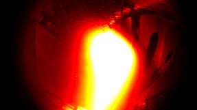  Das erste Plasma in Wendelstein 7-X: Es bestand aus Helium, dauerte eine Zehntel Sekunde und erreichte eine Temperatur von rund einer Million Grad Celsius. 