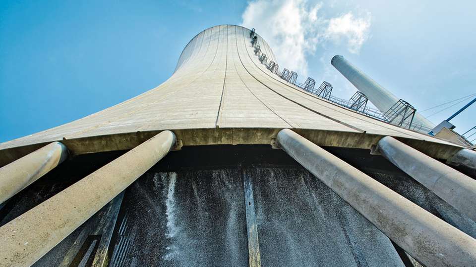 Nasskühlturm des Kraftwerks Heyden: Verrieseltes Wasser fällt in die Tasse am Boden des Kühlturms, von wo es erneut als Kühlwasser verwendet werden kann.