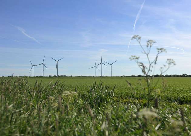 Die Gesamtleistung aller Windräder betrug im Jahr 2015 44.947 Megawatt (MW) & Insgesamt drehten sich in Deutschland 26.772 Windenergieanlagen, 25.980 an Land und 792 auf See.