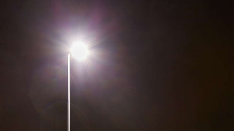 Stromsparende LED-Straßenlaternen strahlen heller als HQL und umfassen einen größeren Leuchtkegel.