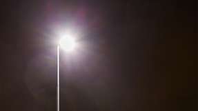 Stromsparende LED-Straßenlaternen strahlen heller als HQL und umfassen einen größeren Leuchtkegel.